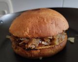 Foto del paso 5 de la receta: Sándwich🥯de cebolla🧅y tocineta🥞 caramelizada🥓con queso🧀en pan de almojábana🥯