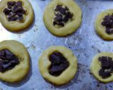 Foto langkah ke 3 dari resep Choco Butter Cookies.