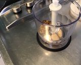 Une image de l'étape 1 de Sauce salade à la moutarde à l'ancienne et ail mariné.