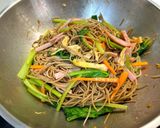Hình bước làm 6 của món Mì Soba Kiều Mạch Xào Thập Cẩm Dọn Tủ