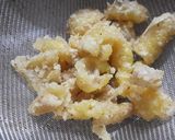 Hình bước làm 3 của món Da gà và bánh tráng chiên giòn rắc chà bông