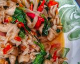Foto langkah ke 3 dari resep Tumis jamur daun kemangi.