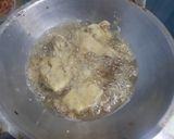 Foto langkah ke 3 dari resep Ayam goreng telur.