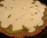 Foto del paso 4 de la receta: Pizza de rúcula y champiñones con salsa de palta
