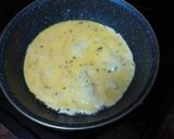 Foto del paso 1 de la receta: Bocadillo de jamón serrano, queso, tortilla francesa y tomate