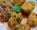 A picture of step 5 of Gobhi ke pakode and Dhaniya ke pakode.