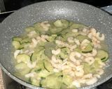 Foto del passaggio 4 della ricetta Riso Venere con zucchine e gamberetti (light)