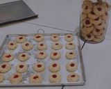 Foto langkah ke 6 dari resep Strawberry thumbprint cookies 🍓🍓🍓.