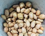 Hình bước làm 2 của món Canh mướp lạc ngọt bùi khó đỡ