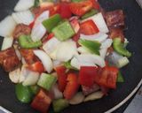 Foto langkah ke 4 dari resep Saikoro paprika tumis.