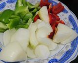 Hình bước làm 1 của món Xúc xích xào ớt chuông