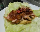 Foto del paso 7 de la receta: Wrap🌮de lechuga🥙de pollo, jamón🌯y cebolla caramelizada🥬🧅🍗🥓🍯🥙