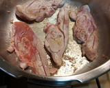 Foto del paso 1 de la receta: Chuletas de pavo en salsa