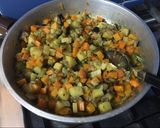 Foto del paso 1 de la receta: Verduritas salteadas con huevo estrellado
