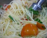 Hình bước làm 2 của món Gỏi đu đủ đâm