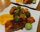 Foto langkah ke 8 dari resep Honey Glazed Salmon - Salmon bakar saus madu.