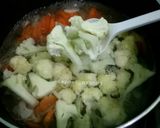 Foto langkah ke 3 dari resep Bening Wortel & Kembang Kol.