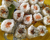 Foto del paso 5 de la receta: Sushi casero sin algas nori de salmón y surimi