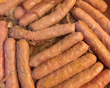 Foto del paso 2 de la receta: Longanizas (o salchichas) encebolladas con tomate