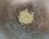 Foto langkah ke 2 dari resep Nasi Telur Ceplok Dengan Scallion Oil.