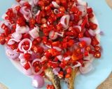 Foto langkah ke 3 dari resep Ikan Asin Pedah Cabe Bulat.