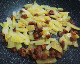 Foto del paso 2 de la receta: Revuelto de patatas con champiñones y chorizo picante
