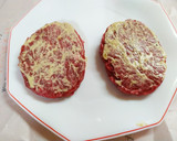 Foto del paso 2 de la receta: Hamburguesas de potro con crema de boletus y cebolla caramelizada