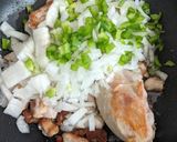 Foto del paso 2 de la receta: Pasta en salsa de pollo al verdeo