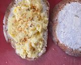 A picture of step 4 of Cheesy Chilli Scrambled Egg sandwich with Darjeeling Tea.