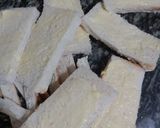 A picture of step 3 of Chicken chilli cheese bread.