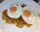 Foto del paso 4 de la receta: Huevos fritos sobre torta de patata