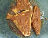 A picture of step 3 of Fried fish with fish curry.
