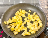 Foto del paso 2 de la receta: Tarta de queso con manzana