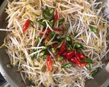 Foto langkah ke 2 dari resep Cah Tauge Bawang Putih.