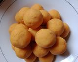 Foto langkah ke 3 dari resep Bola bola ubi isi coklat.