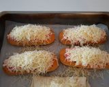 Töltött hotdog kifli recept fázis 5 fotója