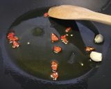 A picture of step 3 of Gamberi aglio, olio e peperoncino.