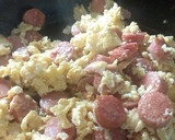 Foto del paso 3 de la receta: Huevo con Salchicha Desayuno mexicano