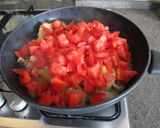 Foto del passaggio 2 della ricetta Pollo alla Jean-Claude - African chicken tomato stew