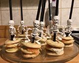 Une image de l'étape 6 de Brochettes de minis blinis au saumon fumé concombre et crème à l aneth.
