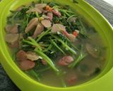 Foto langkah ke 2 dari resep Oseng bayam sosis bakso (simple).