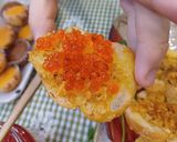 Hình bước làm 2 của món Bánh mì nướng bơ tỏi phủ trứng cá hồi
