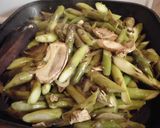 Foto del paso 7 de la receta Salteado de Espárragos con Champiñones