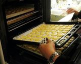 Foto langkah ke 5 dari resep Rice Cheese cookies-kue lebaran.