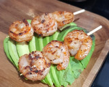 Foto del paso 1 de la receta: Brocheta de camarones sobre palta