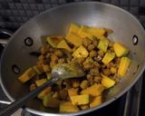 A picture of step 6 of Pumpkin and soyabean fry.