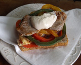 Foto del paso 3 de la receta: Bocadillo de solomillo de cerdo pimientos y tortilla
