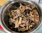 Une image de l'étape 1 de Chapon fermier aux herbes aromatiques farci cèpes et morilles.