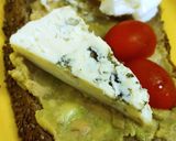 Foto del paso 1 de la receta: Tostón con Palta, Huevo y Queso Azul