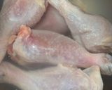 Hình bước làm 2 của món Cơm nhà với súp tôm nấm hương ngô ngọt cà rốt, đùi tỏi gà bỏ lò, salad cà chua dưa chuột